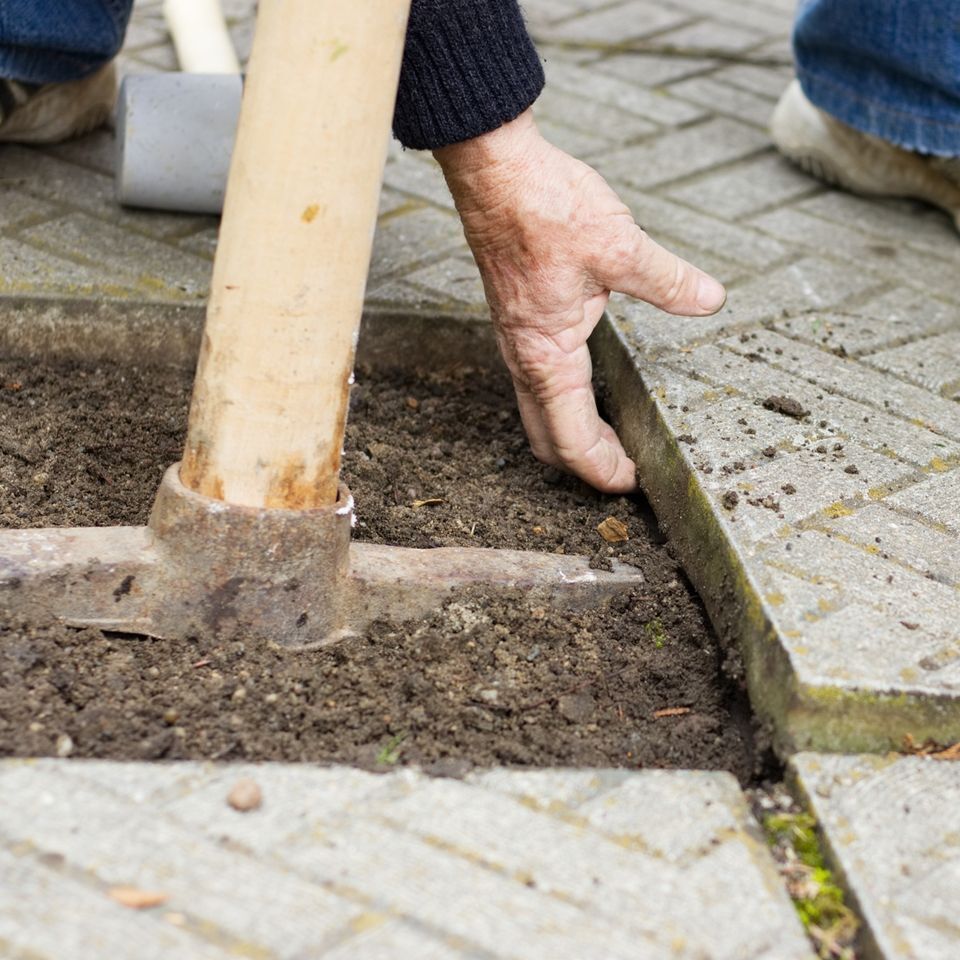 How to Fix Loose Paving Slabs
