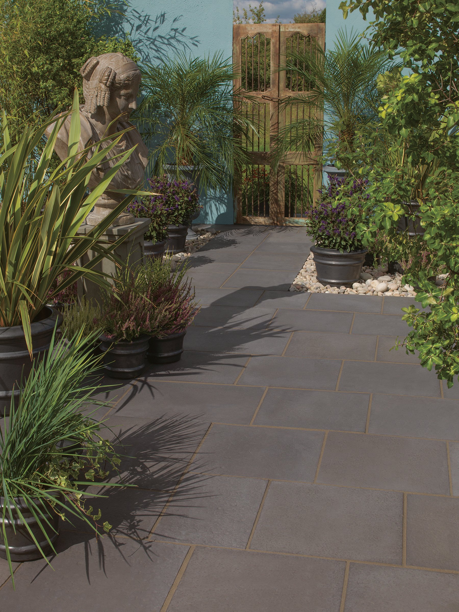 Bradstone Aged Riven Paving in Dark Grey combines the old and the new. Its distinctive weathered profile gives the paving a timeworn appearance.