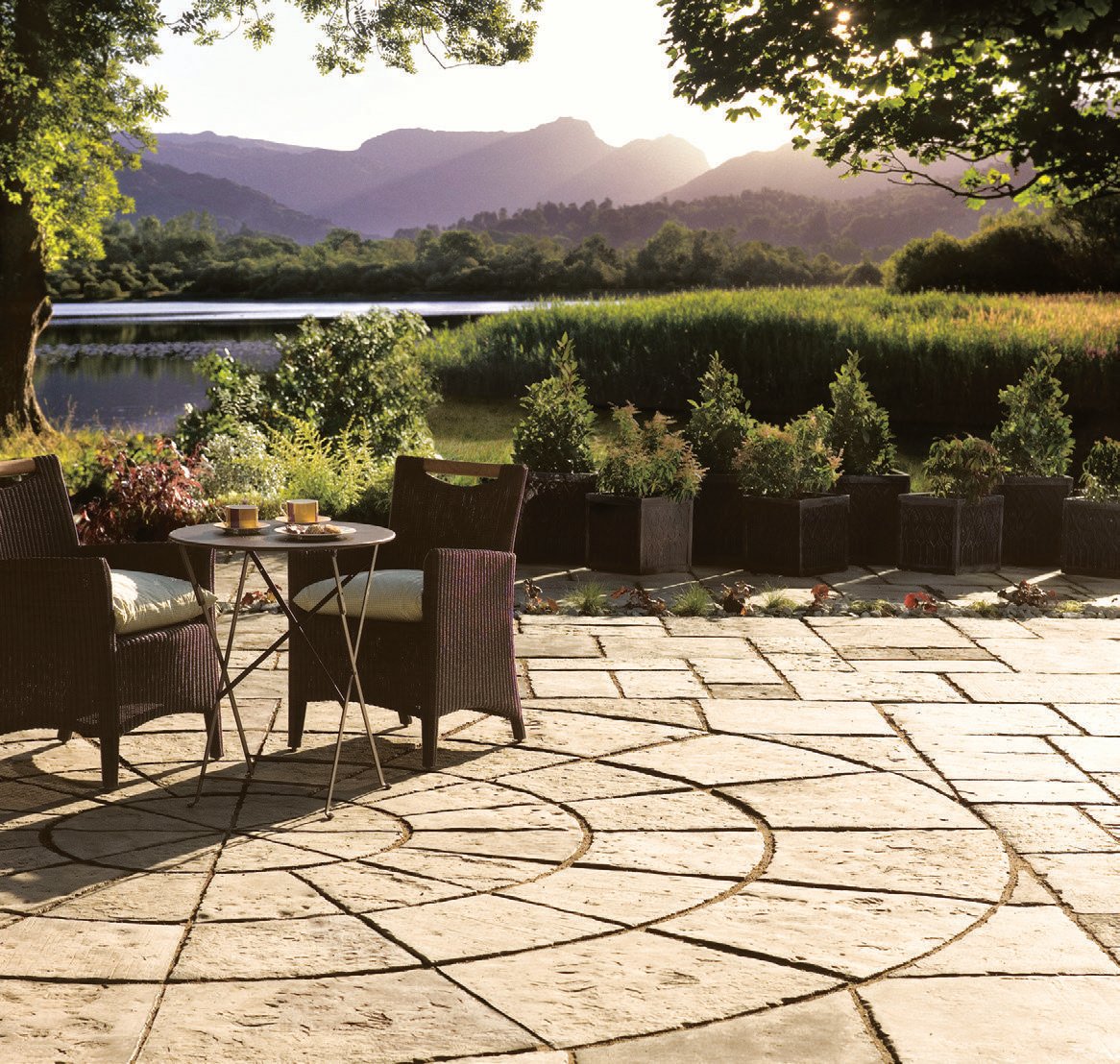 The Bradstone Old Town Paving Grey-Green circle is a perfect centre piece for an outdoor dining area. The charming traditional circle looks truly authentic with paving to match.