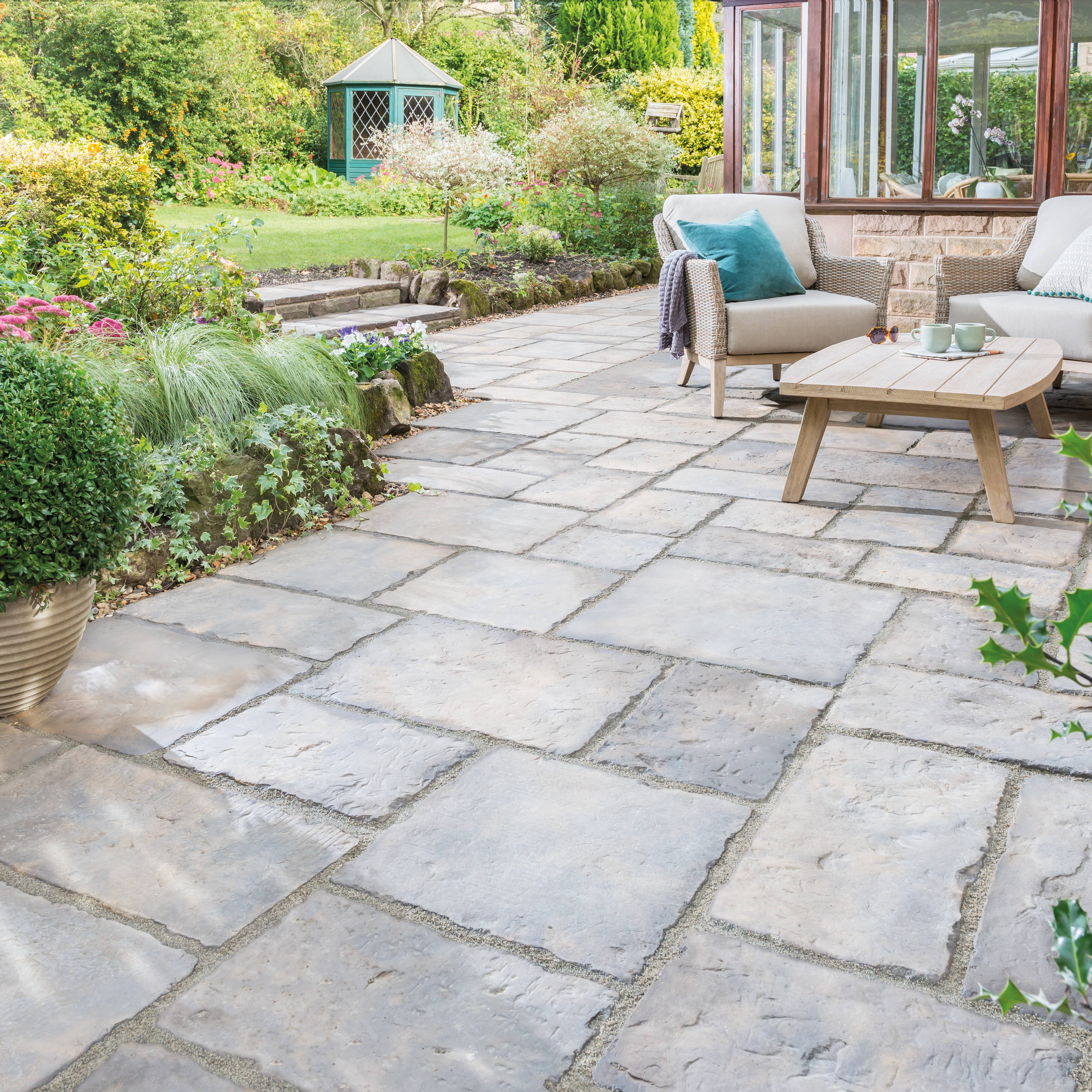Made from the moulds formed from flooring taken from a derelict 19th century Lancashire Cotton Mill, the Bradstone Old Town Paving Old Quarried gives that random appearance to your patio. Perfect for a traditional outdoor space.
