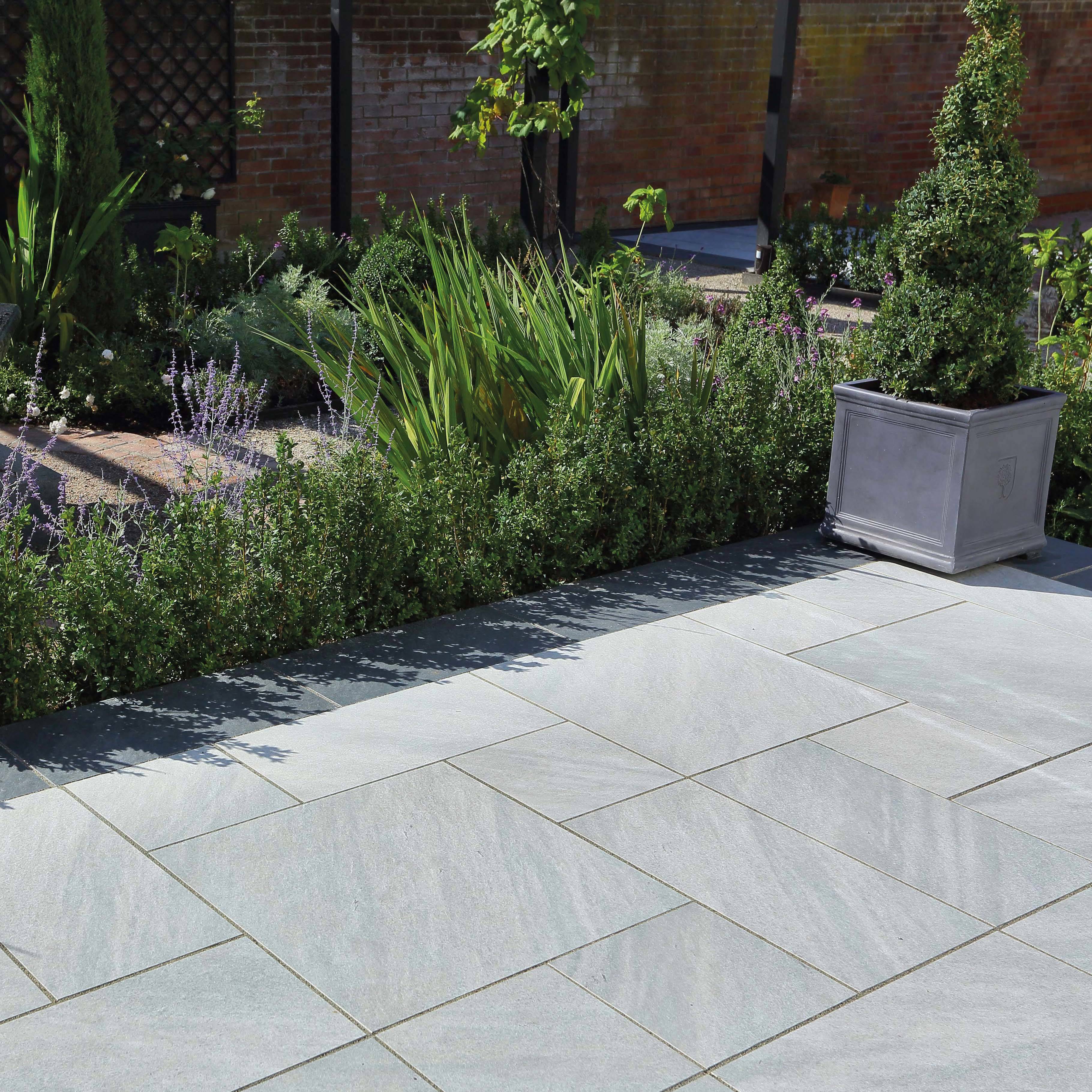 The Bradstone Aspero Silver Grey looks sleek and elegant. The Silver Grey tone is on trend and will be unaffected by weather conditions.