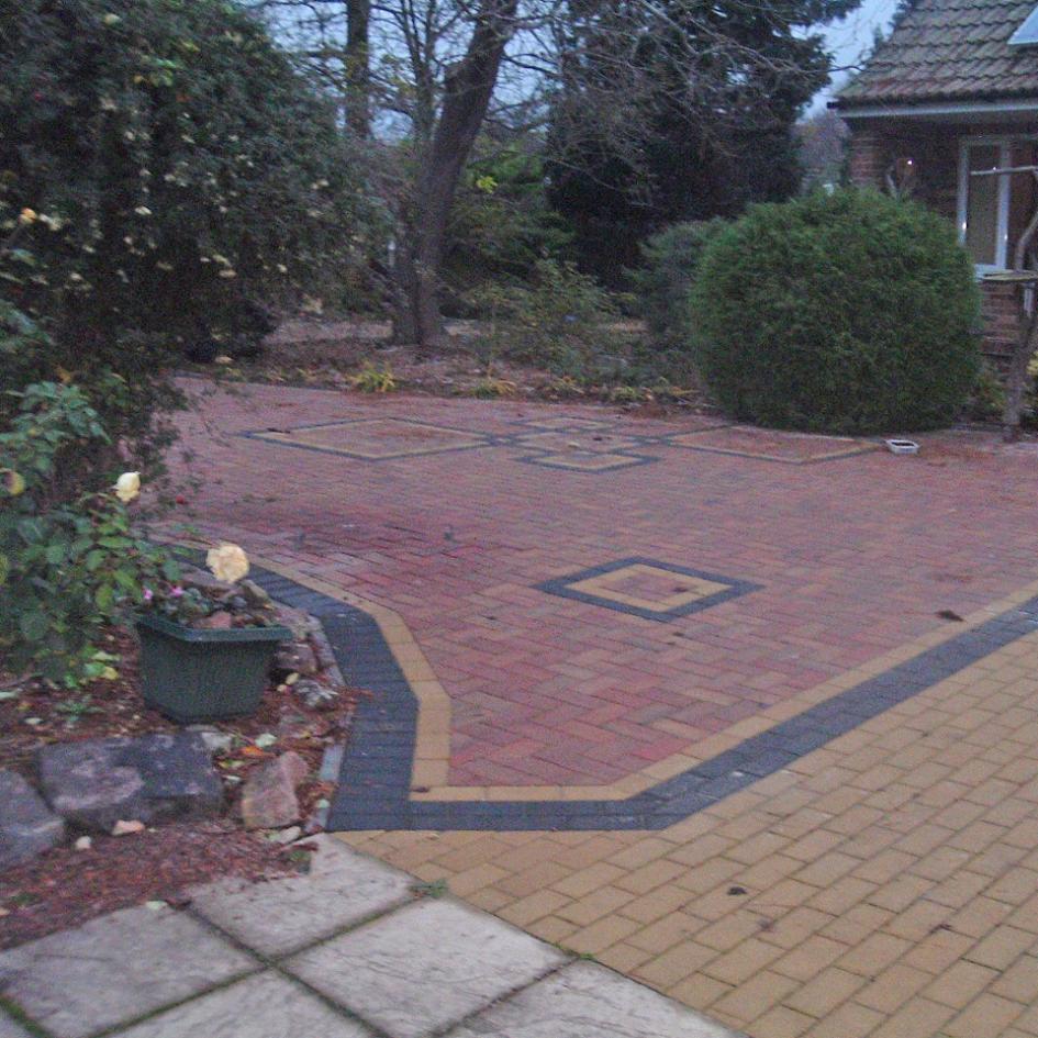 Our customer has completed a very eye-catching driveway using Bradstone Driveway Block Paving Autumn, Buff and Charcoal.