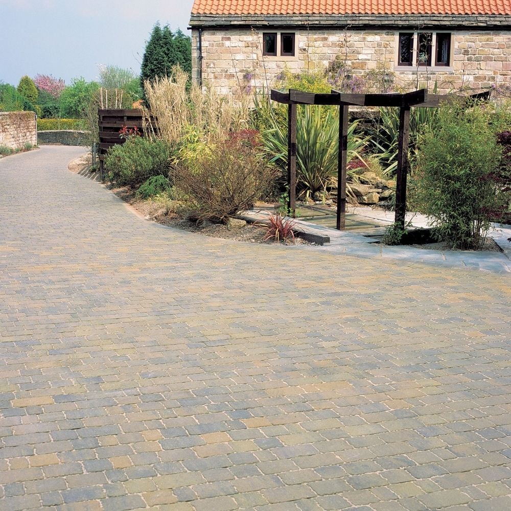 Bradstone Monksbridge Block Paving is perfect for the driveways of traditionally styled properties.