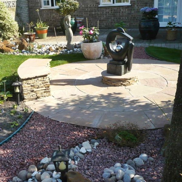 Bradstone Natural Sanstone 3 Ring Circle in Sunset Buff with a raised centre stone