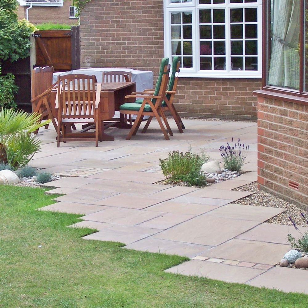 Bradstone Natural Sandstone Sunset Buff Mixed Size Patio Pack complimented by some matching 100x100mm Setts