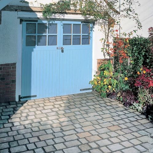 The Bradstone Natural Sandstone Setts in Sunset Buff gives this driveway a traditional rustic feel
