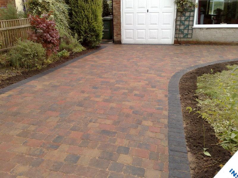 The yellow,orange and slight graphite tones compliment each other perfectly to create a natural rustic driveway.