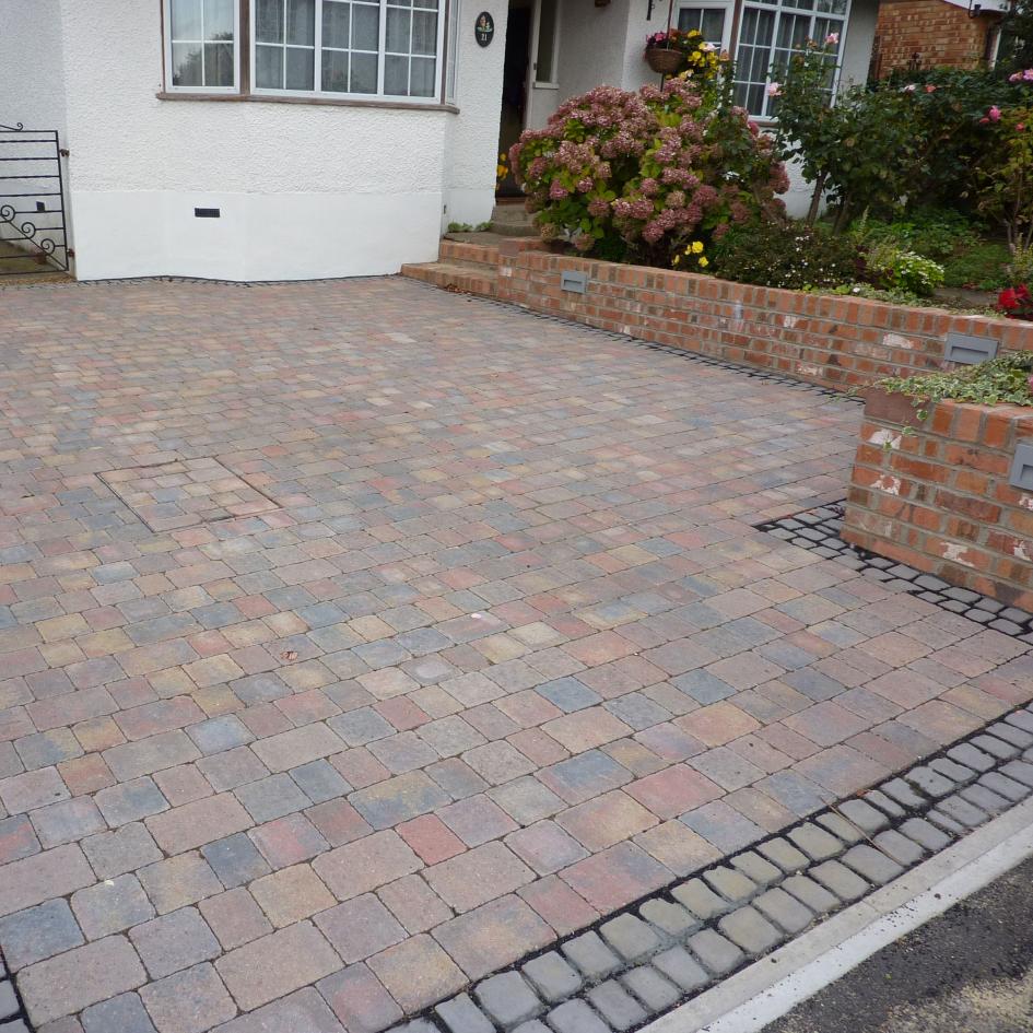 Add a little character to your patio, path or driveway with Woburn Rumbled block paving. Thanks to a rumbled finish, this charming cobble-type paving exhibits a softer surface and also incorporates smooth rounded edges, enhancing the weathered appearance and slightly mottled effect. Our customer has used StoneFlair by Bradstone Carpet Stones Charcoal Cobble here as an edging.