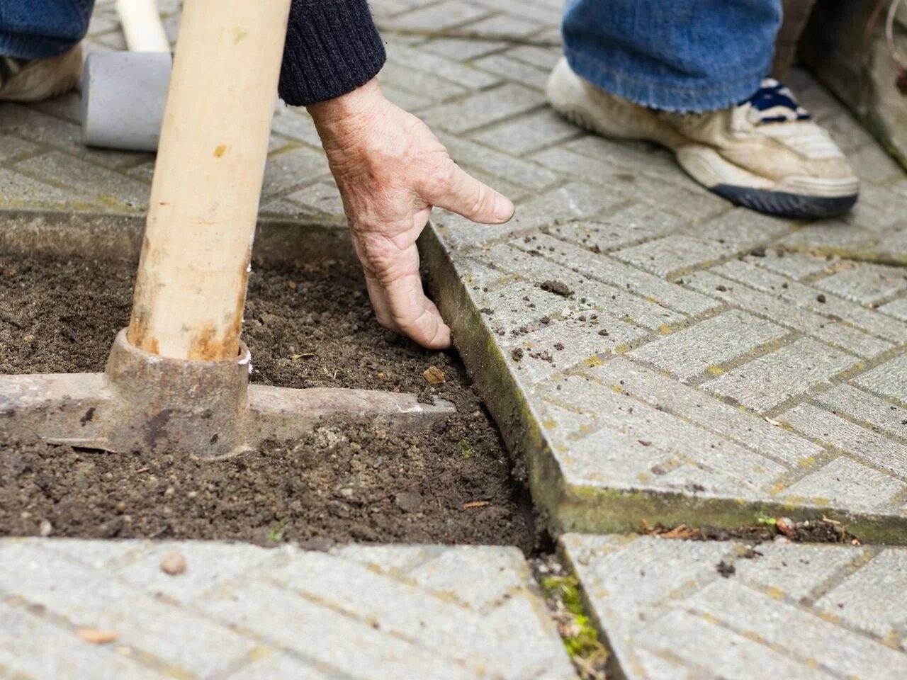 How to lay a shed base with paving slabs | Simply Paving